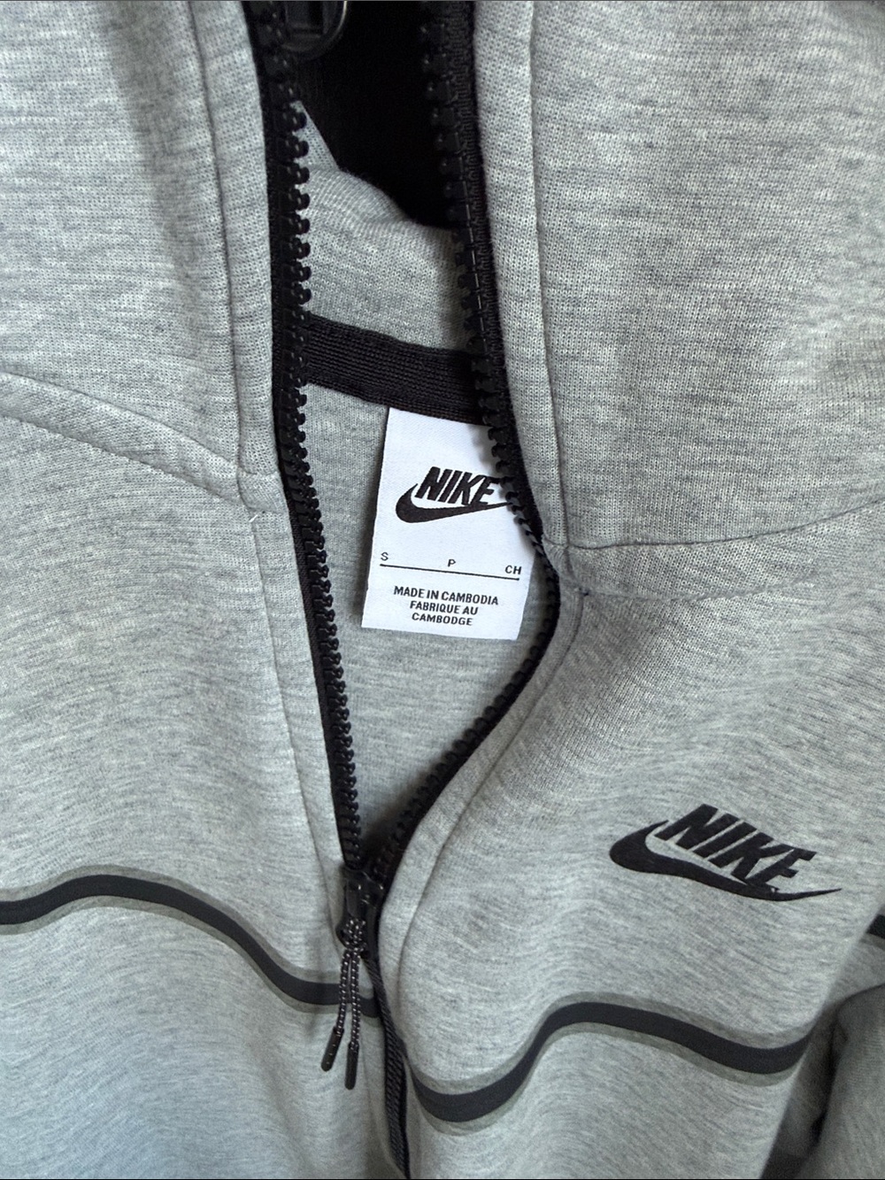 Nike Tech Men Gray Full-Zip Jacket with Black Trim - Picture 2 of 3